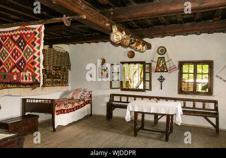 Interno di una casa da Bancu, Harghita. Villaggio nazionale museo al Parco Herastrau, Bucarest. La Romania Foto Stock