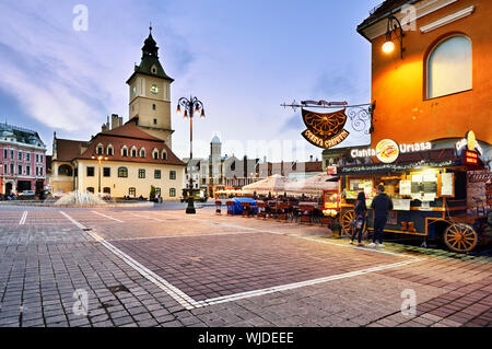Piata Sfatului (Piazza del Consiglio) al tramonto, con l'ex casa Consiglio, costruito nel 1420, nel mezzo. Brasov, in Transilvania. La Romania Foto Stock