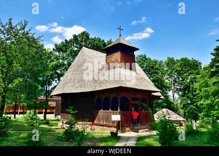 Saint Voivods chiesa di legno, Rapciuni. Il National Village Museum, vetrina 272 contadino autentiche fattorie e case dalla Romania. Bucarest Foto Stock