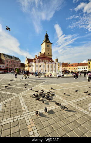 Piata Sfatului (Piazza del Consiglio) con l'ex casa Consiglio, costruito nel 1420, nel mezzo. Brasov, in Transilvania. La Romania Foto Stock
