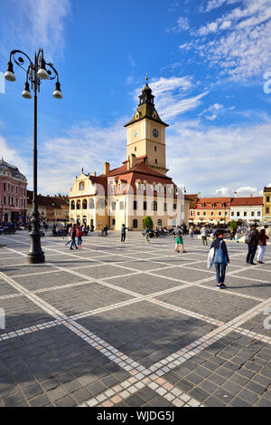 Piata Sfatului (Piazza del Consiglio) con l'ex casa Consiglio, costruito nel 1420, nel mezzo. Brasov, in Transilvania. La Romania Foto Stock