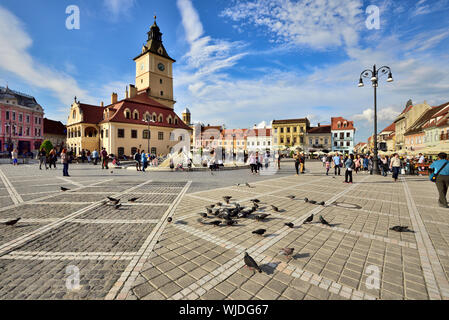 Piata Sfatului (Piazza del Consiglio) con l'ex casa Consiglio, costruito nel 1420, nel mezzo. Brasov, in Transilvania. La Romania Foto Stock