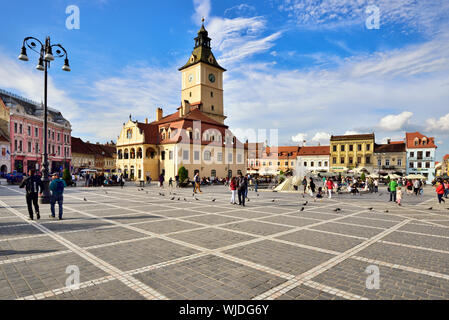 Piata Sfatului (Piazza del Consiglio) con l'ex casa Consiglio, costruito nel 1420, nel mezzo. Brasov, in Transilvania. La Romania Foto Stock