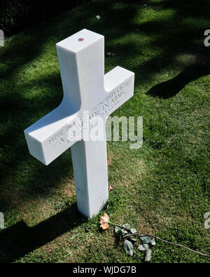 Coin lasciato sulla parte superiore della croce di un soldato sconosciuto Foto Stock