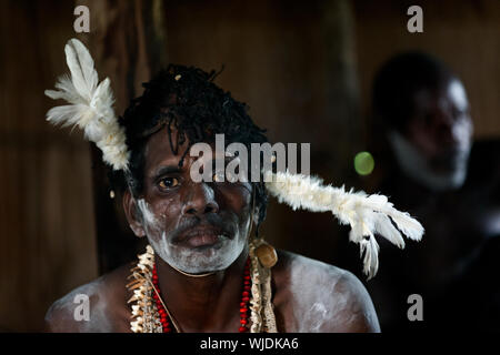 JOW VILLAGE, Irian Jaya provincia, Nuova Guinea, Indonesia - 28 giugno: Il ritratto Asmat warrior con una pittura tradizionale e di colorazione su una faccia.Giugno Foto Stock