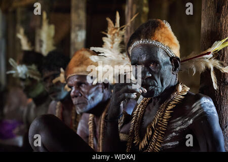 JOW VILLAGE, Irian Jaya provincia, Nuova Guinea, Indonesia - 28 giugno: Il ritratto Asmat warrior con una pittura tradizionale e di colorazione su una faccia.Giugno Foto Stock