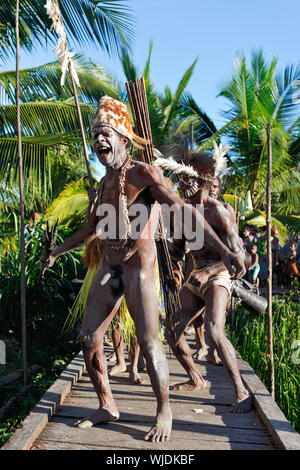 JOW VILLAGE, ASMAT, Nuova Guinea, Indonesia - giugno 28:il villaggio segue gli antenati realizzato nello spirito maschera come essi tour del villaggio ceremo Doroe Foto Stock