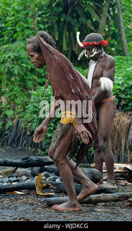 DUGUM DANI VILLAGE, Il Baliem Valley, Irian Jaya, Nuova Guinea, Indonesia - Juny 20, 2012: Dani donna in abito tradizionale, cappuccio su una testa. Su Juny 20, 2 Foto Stock