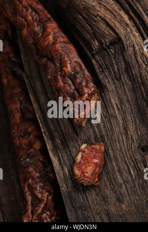 La salsiccia. Essiccato salsicce affumicate affettare sul pannello di legno. Il salame chorizo Foto Stock