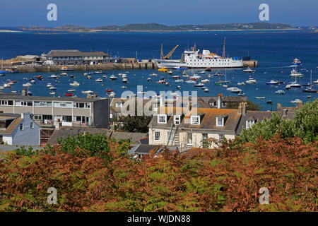 Vista sulla città di Hugh St Mary's Scilly mostra il traghetto Scillonian Foto Stock