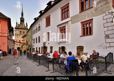 Ristorante nella città vecchia medievale all'interno della cittadella. Un sito Patrimonio Mondiale dell'Unesco. Sighisoara, Transilvania. La Romania Foto Stock