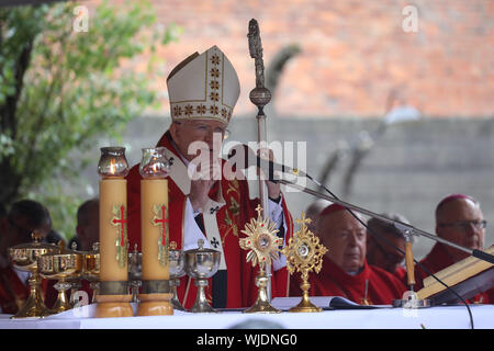 Polonia, OSWIECIM -14 agosto 2019: di Cracovia Mons. Marek Jedraszewski celebra la Messa durante l anniversario del martirio di San Maksymilian Kolbe Foto Stock