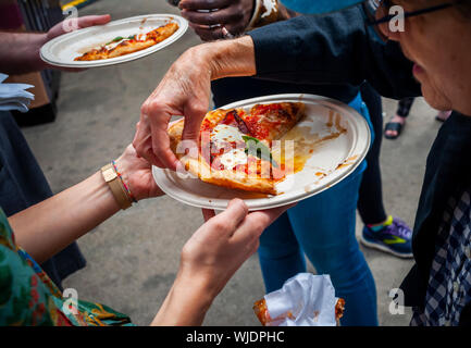 Gli amanti della pizza godere di campioni di Pizza al Padellino al nuovo chiosco Eataly in Flatiron Plaza, attraversata da Eataly italiano emporium, New York martedì, 27 agosto 2019. Il nuovo chiosco, appropriatamente denominata "Eataly in Flatiron Plaza", serve Pizza al Padellino e gelato. Pizza al Padellino è una specialità della regione Piemonte. (© Richard B. Levine) Foto Stock