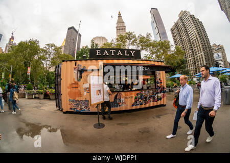 Il nuovo chiosco Eataly in Flatiron Plaza, attraversata da Eataly emporio italiano, in apertura di giornata a New York venerdì 23 agosto, 2019. Il nuovo chiosco, appropriatamente denominata "Eataly in Flatiron Plaza", serve Pizza al Padellino e gelato. Pizza al Padellino è una specialità della regione Piemonte. (© Richard B. Levine) Foto Stock