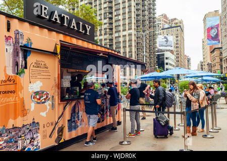 Il nuovo chiosco Eataly in Flatiron Plaza, attraversata da Eataly emporio italiano, in apertura di giornata a New York venerdì 23 agosto, 2019. Il nuovo chiosco, appropriatamente denominata "Eataly in Flatiron Plaza", serve Pizza al Padellino e gelato. Pizza al Padellino è una specialità della regione Piemonte. (© Richard B. Levine) Foto Stock