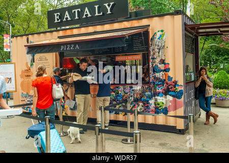 Il nuovo chiosco Eataly in Flatiron Plaza, attraversata da Eataly emporio italiano, in apertura di giornata a New York venerdì 23 agosto, 2019. Il nuovo chiosco, appropriatamente denominata "Eataly in Flatiron Plaza", serve Pizza al Padellino e gelato. Pizza al Padellino è una specialità della regione Piemonte. (© Richard B. Levine) Foto Stock