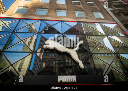 Gli acquirenti e i visitatori accorrono per la recente apertura del puma flagship store sulla Fifth Avenue a New York il giovedì 29 agosto, 2019. Il 18.000 piedi quadrati, livello due store Puma è la prima posizione in New York. Puma è classificato undicesimo più grande le calzature sportive società negli Stati Uniti, tutti i quali sono il tentativo di prendere la quota di mercato dal numero uno, Nike. (© Richard B. Levine) Foto Stock