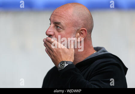 Bolton Wanderers manager Keith Hill durante il trofeo EFL sezione Nord Gruppo F corrisponde all'Università di Bolton Stadium. Foto Stock