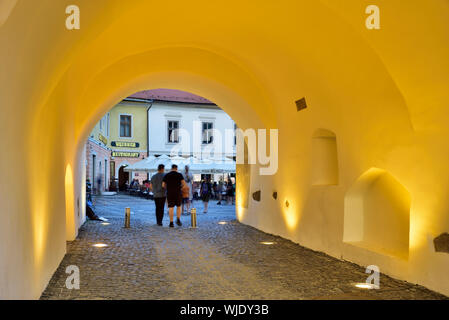 Via medievale, Piata Mica. Sibiu, in Transilvania. La Romania Foto Stock