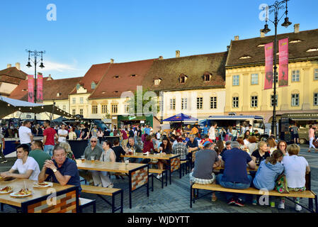 Street Food Festival in Piata Mare. Sibiu, in Transilvania. La Romania Foto Stock