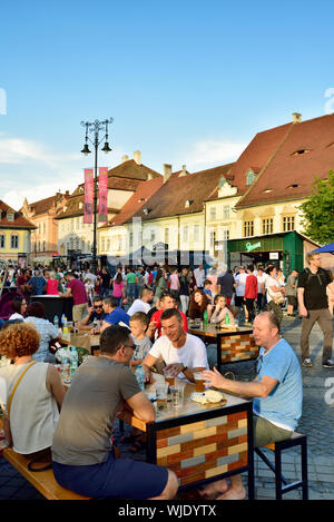 Street Food Festival in Piata Mare. Sibiu, in Transilvania. La Romania Foto Stock