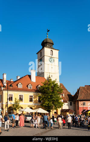 Municipio della Città Vecchia Torre (Torre del Consiglio) e Piata Mica al crepuscolo. Sibiu, in Transilvania. La Romania Foto Stock