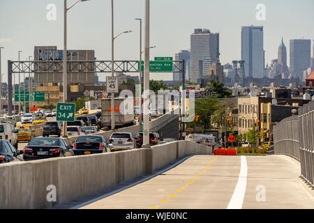 La recente apertura del seconda campata del ponte di Kosciuszko, compresa una bicicletta e pedonale, è visibile il collegamento di regine e di Brooklyn a New York venerdì 30 agosto, 2019. Aperto in anticipo l'attraente bike lane dump purtroppo i ciclisti in un inferno industriale senza piste ciclabili riempito con gasolio produca i camion. Trasporto di vari gruppi di advocacy e NYC Comptroller Scott Stringer sta chiamando per l'installazione di tali corsie, che il dipartimento di Transportation dice inizierà la prossima settimana. (© Richard B. Levine) Foto Stock