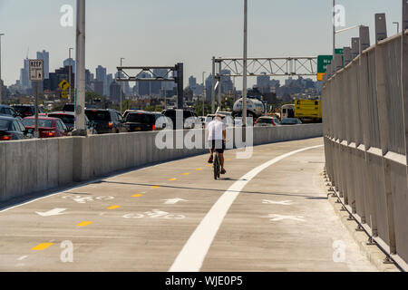 La recente apertura del seconda campata del ponte di Kosciuszko, compresa una bicicletta e pedonale, è visibile il collegamento di regine e di Brooklyn a New York venerdì 30 agosto, 2019. Aperto in anticipo l'attraente bike lane dump purtroppo i ciclisti in un inferno industriale senza piste ciclabili riempito con gasolio produca i camion. Trasporto di vari gruppi di advocacy e NYC Comptroller Scott Stringer sta chiamando per l'installazione di tali corsie, che il dipartimento di Transportation dice inizierà la prossima settimana. (© Richard B. Levine) Foto Stock