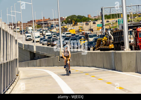 La recente apertura del seconda campata del ponte di Kosciuszko, compresa una bicicletta e pedonale, è visibile il collegamento di regine e di Brooklyn a New York venerdì 30 agosto, 2019. Aperto in anticipo l'attraente bike lane dump purtroppo i ciclisti in un inferno industriale senza piste ciclabili riempito con gasolio produca i camion. Trasporto di vari gruppi di advocacy e NYC Comptroller Scott Stringer sta chiamando per l'installazione di tali corsie, che il dipartimento di Transportation dice inizierà la prossima settimana. (© Richard B. Levine) Foto Stock