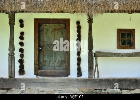 Tradizionale casa colonica della Romania. ASTRA Museo della Musica Folk tradizionale civiltà, un museo a cielo aperto al di fuori di Sibiu, in Transilvania. La Romania Foto Stock