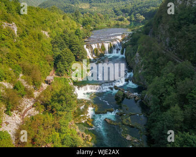 Vista aerea della sorgente Strbacki buk sul fiume una In Bosnia Foto Stock