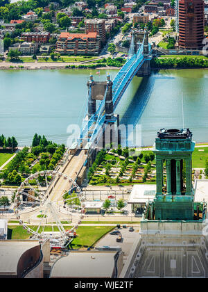 Ponte storico attraverso il fiume Ohio a Cincinnati, OH Foto Stock