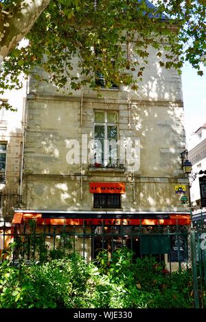 Le Sévigny cafe in un angolo ombreggiato del Marais, Parigi, Francia Foto Stock