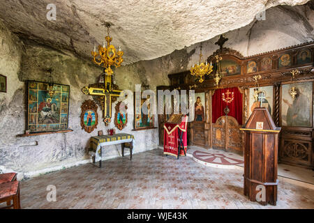 Il rupestri monastero Basarbovo (monastero di Saint Dimitar Basarbowski) è un bulgaro-ortodossi Grotta monastero risalente al XV secolo. Bul Foto Stock