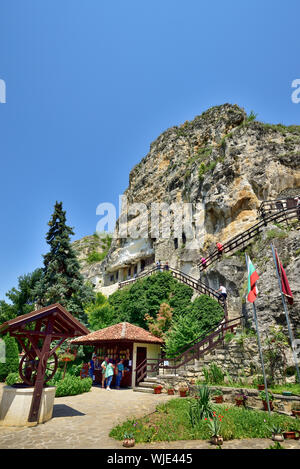 Il rupestri monastero Basarbovo (monastero di Saint Dimitar Basarbowski) è un bulgaro-ortodossi Grotta monastero risalente al XV secolo. Bul Foto Stock