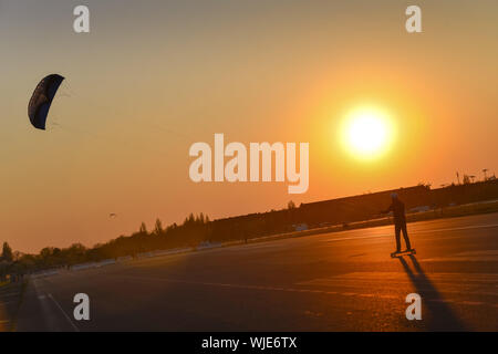 Sera La sera la sera, aeroporto, visualizzare la luce disponibile, Berlino, Germania, dragon, di dragon è pasta, aeroporto, tempo di ricambio, kite, resto l Foto Stock