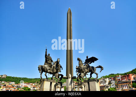 Un monumento all'Asen dinastia a Asenovtsi Park. Veliko Tarnovo, Bulgaria Foto Stock
