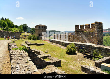 Tsarevets fortezza con i resti di case medievali in cima alla collina. Veliko Tarnovo, Bulgaria Foto Stock