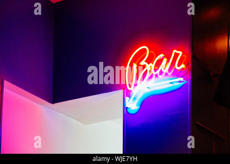 Bar segno nelle luci al neon Foto Stock