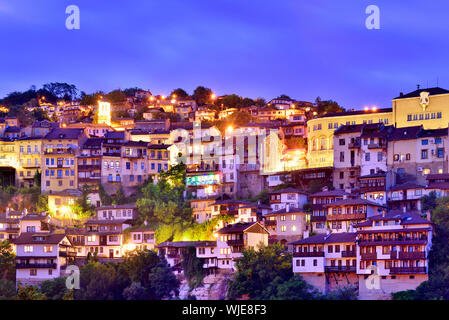 La città vecchia, Varosha, di Veliko Tarnovo al crepuscolo. La Bulgaria Foto Stock