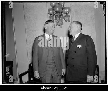 Testa di Sears-Roebuck approva Roosevelt programma di alloggiamento. Washington D.C., Dic. 6. Robert E. Legno, (sinistra) Presidente del- Sears Roebuck Co., ha detto oggi il Senato Banking e il Comitato valuta che la proposta di un nuovo programma di edilizia abitativa fornisce per la prima volta la meccanica per consentire un uomo in un reddito basso gruppo per comprare una casa. Il legno è mostrato con il Senatore Robert F. Wagner, autore della Wagner Housing Act. 12/6/37 Foto Stock