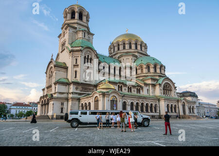 Saint La Cattedrale Alexander Nevsky al crepuscolo, Sofia. La Bulgaria Foto Stock