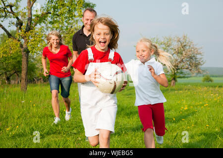 Famiglia ballgames riproduzione Foto Stock