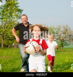 Famiglia ballgames riproduzione Foto Stock