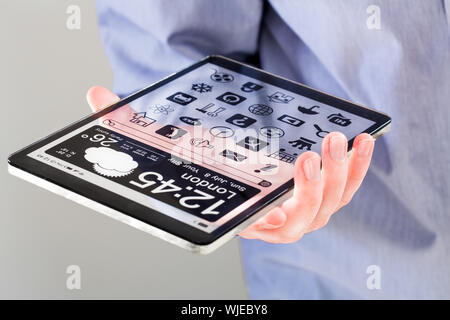 Tablet con un display trasparente nelle mani dell'uomo. Concetto di futuro effettivo di idee innovative e tecnologie migliori l'umanità. Foto Stock