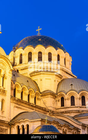 Saint La Cattedrale Alexander Nevsky al crepuscolo, Sofia. La Bulgaria Foto Stock