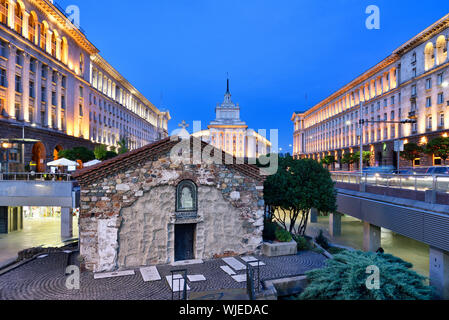 La Chiesa di San Petka del Saddlers, e sullo sfondo la costruzione dell'ex partito comunista quartier generale. Sofia, Bulgaria Foto Stock