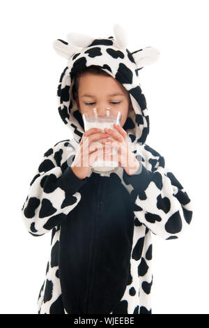 Little Boy vestito da mucca bere un sano bicchiere di latte Foto Stock