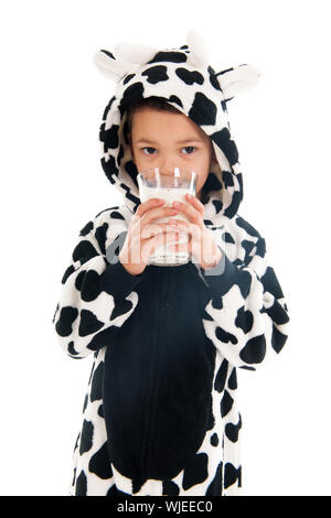 Little Boy vestito da mucca bere un sano bicchiere di latte Foto Stock