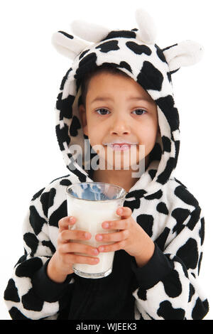 Little Boy vestito da mucca bere un sano bicchiere di latte Foto Stock